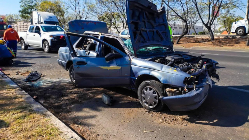 Dos lesionados en volcadura en Paseo de la República, en Querétaro capital 