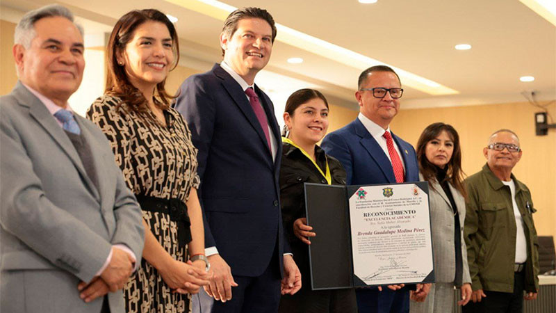 Reconoce Alfonso Martínez la excelencia académica de jóvenes morelianos 