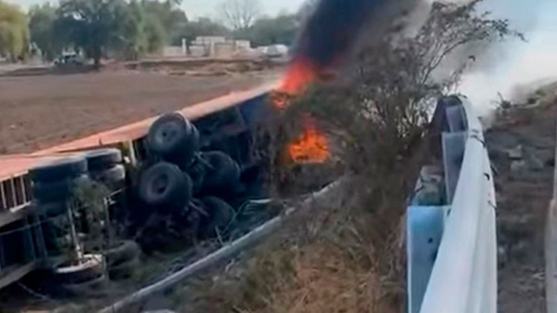 Trailero fallece tras volcadura en la autopista federal 57, en Querétaro 