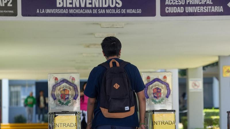 UMSNH da un paso adelante para apoyar a la comunidad migrante; connacionales podrán revalidar créditos escolares 