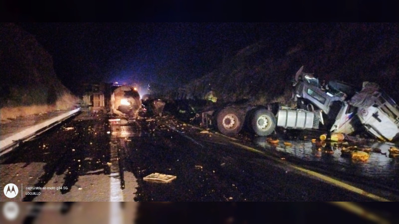 Muere chofer de tráiler al volcar con su unidad en la autopista Siglo XXI, de Michoacán 