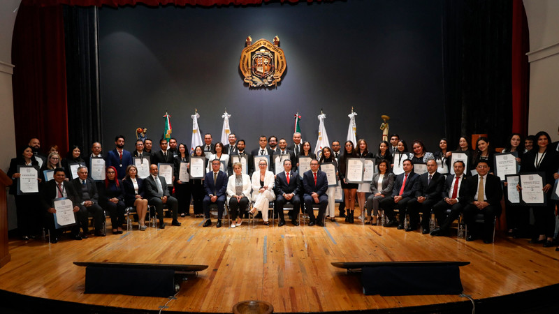 Entrega Yarabí Ávila la Medalla "Dr. Ignacio Chávez Sánchez"; reconocen excelencia de estudiantes de Posgrado  