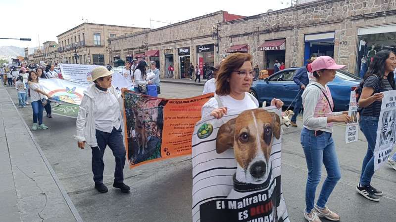 Activistas se manifiestan en pro de los derechos de los animales, en Morelia, Michoacán 