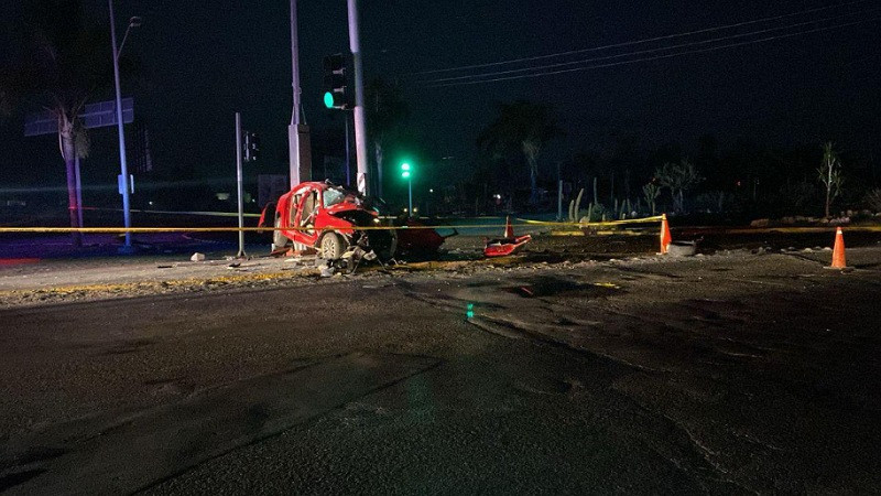 Automovilista se estrella contra poste en Celaya, Guanajuato; hay un muerto y un herido 