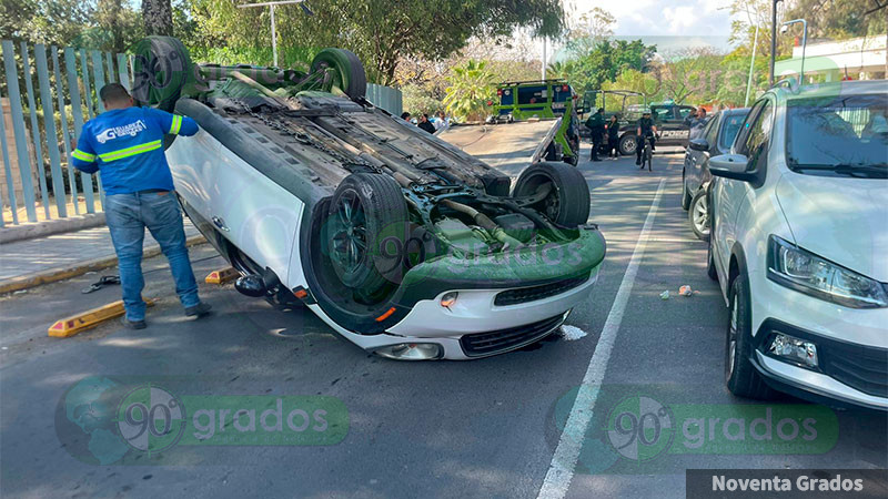 Vuelca y choca dos vehículos en Circuito Cerro de las Campanas en Querétaro 