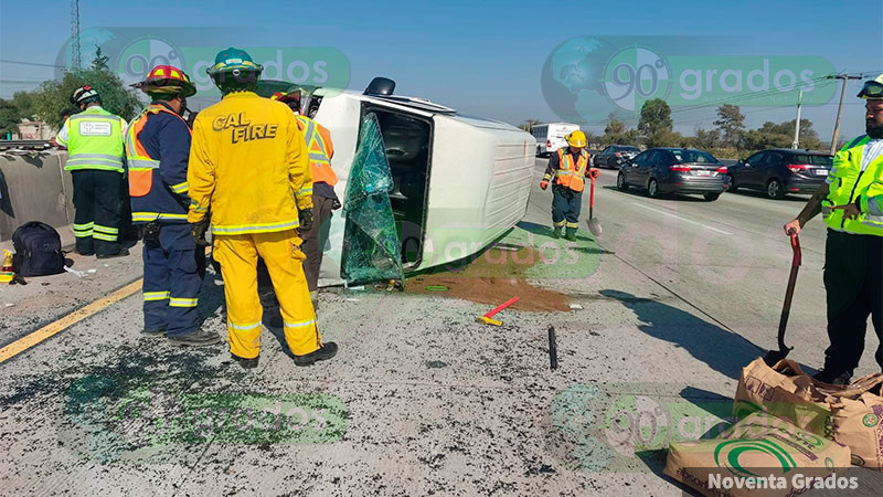 Camioneta de personal vuelca sobre la autopista México-Querétaro  