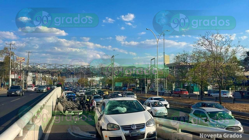 Querétaro: Aparatoso choque con volcadura en boulevard Bernardo Quintana  