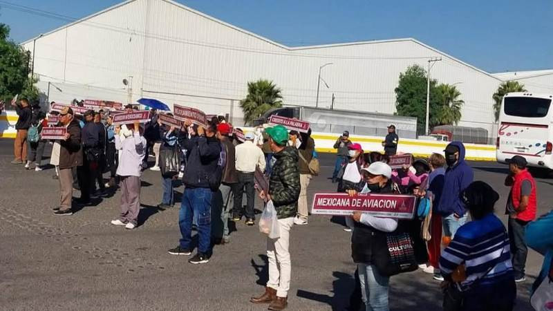 Vecinos de la colonia Cuarta Transformación bloquean la México-Querétaro; exigen cambiarle ese nombre 