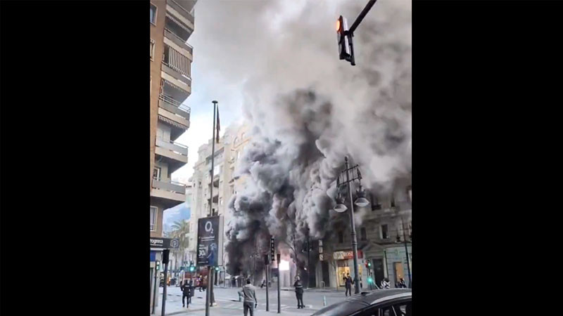 Se registra incendio en casino de España; fueron evacuadas varias viviendas  