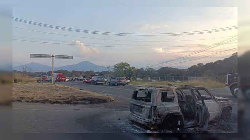 Restablecen circulación en la carretera Zamora - Tangancícuaro tras quema de dos patrullas de Michoacán  