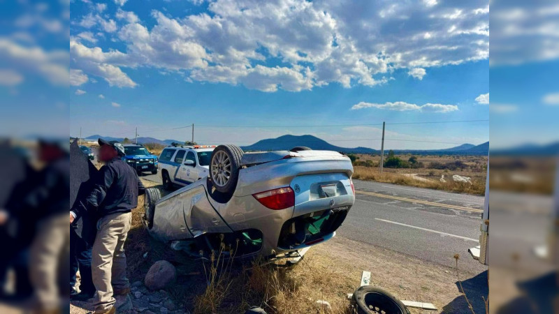 Aparatosa volcadura en la carretera a San Miguel de Allende 