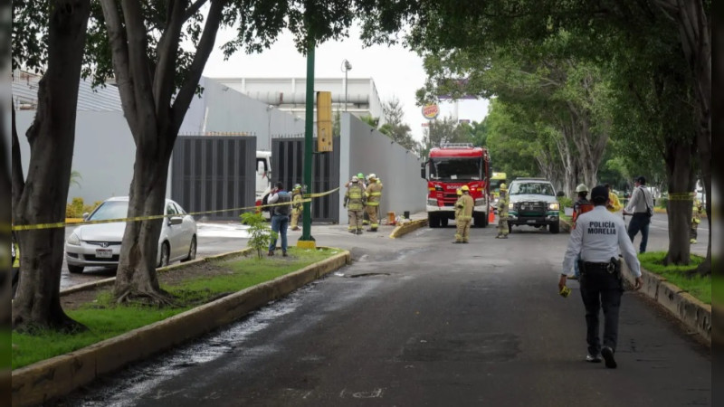 Analizan si era una bomba, el artefacto lanzado a instalaciones de la Coca - Cola en Morelia, Michoacán 