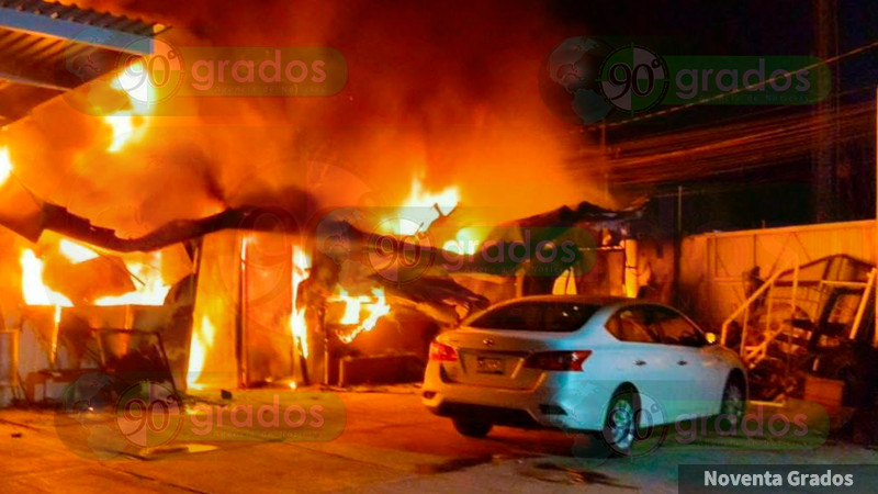 Incendio de bodega de telecomunicaciones en la colonia El Retablo, en Querétaro capital 