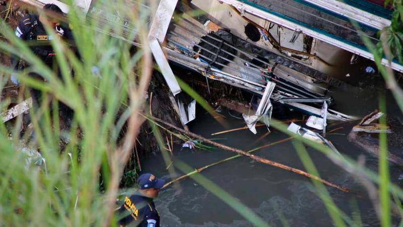 SRE confirma muerte de mexicano en accidente de autobús en Guatemala 