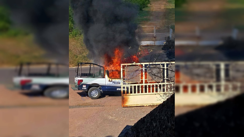 Policías de Apatzingán, Michoacán, fueron emboscados: Usaron cuerpo de motociclista para atraerlos y luego les arrojaron más de 10 bombas  