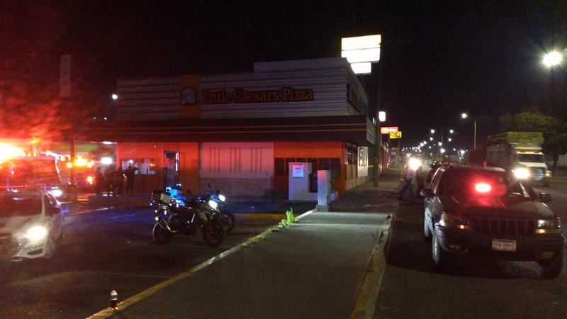 En Uruapan, Michoacán, asaltan e incendian pizzería Little Caesars 