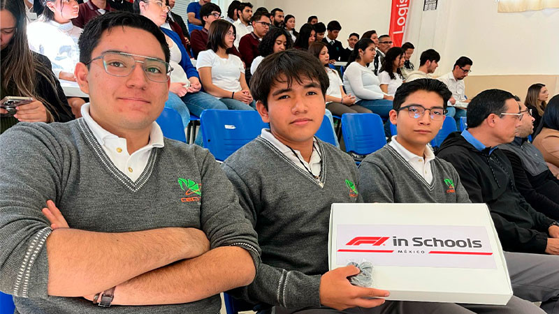 Reciben estudiantes del CECyTEQ kits oficiales para participar en el Desafío STEM F1 