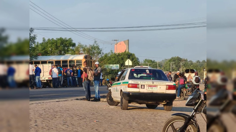 Se registran enfrentamientos y bloqueos en la carretera Apatzingán – Buenavista, Michoacán 