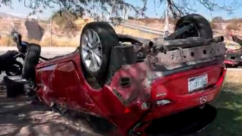 Vuelca auto en camino a Jurica Pueblo, Querétaro 