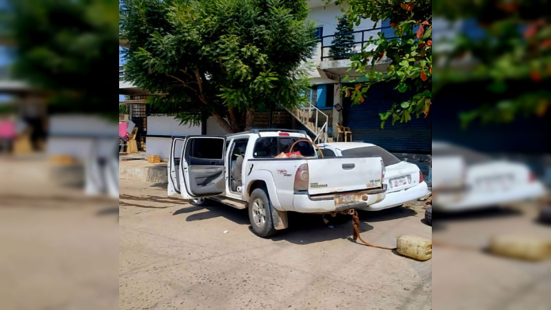 Enfrentamiento en LC, Michoacán: Policías y marinos capturan a presunto ladrón de vehículos 