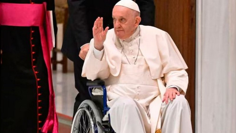 Papa Francisco es ingresado al hospital por bronquitis 