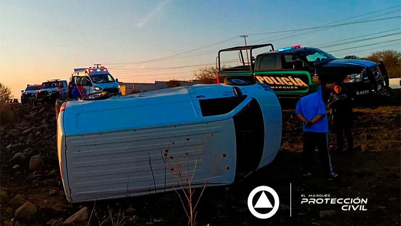 Chocan y vuelcan dos vehículos en la carretera a Chichimequillas en Querétaro 