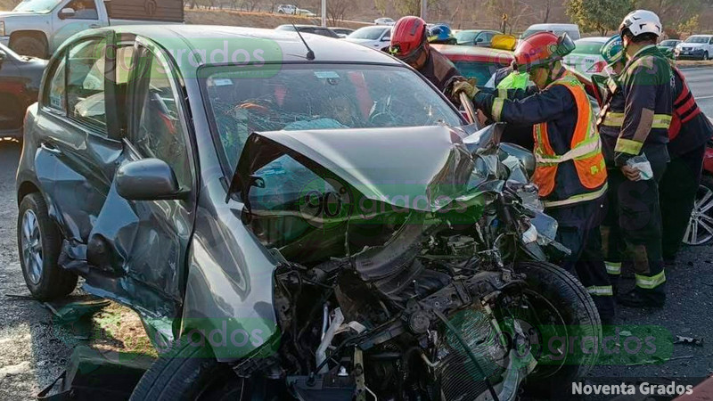 Dos prensados en accidente en Boulevard Bernardo Quintana, de Querétaro capital 