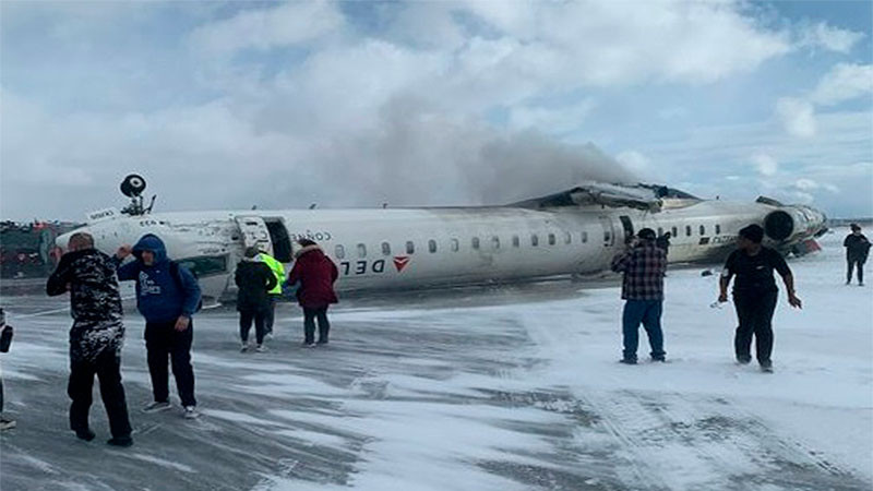 Se estrella y vuelca avión en Aeropuerto Internacional de Toronto 