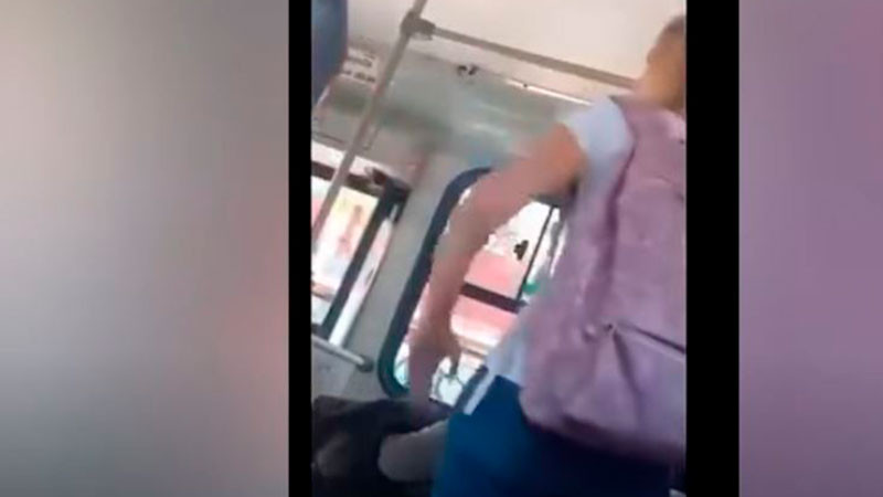 Extranjera se queja del país, discute con conductor y la bajan de camión, en Ciudad de México 