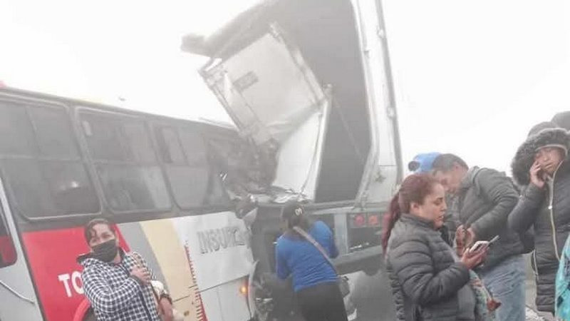 Choca autobús de pasajeros con tráiler en la carretera Toluca-Ixtlahuaca; habría 35 heridos 