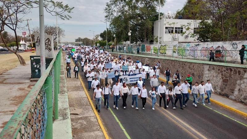 Miles de estudiantes marchan en Celaya exigiendo seguridad; autoridades se comprometen a atender sus demandas