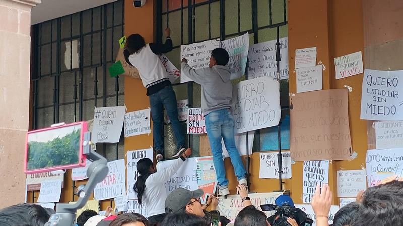 Miles de estudiantes marchan en Celaya exigiendo seguridad; autoridades se comprometen a atender sus demandas