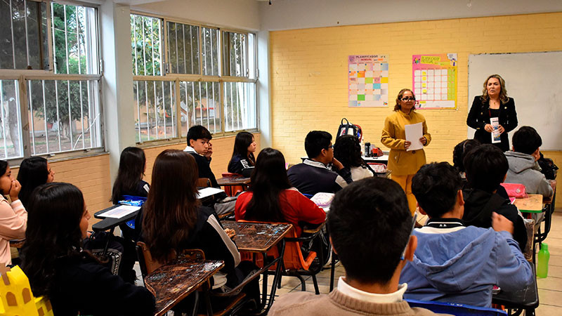 Supervisan autoridades educativas nueva disposición de uso de celulares en escuelas del estado de Querétaro 