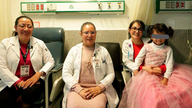 Con apoyo de especialistas del IMSS Michoacán, la niña Regina venció el cáncer tras cuatro años de tratamiento 