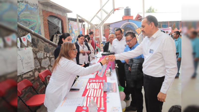 Llevó sector salud servicios de salud a familias de Janitzio, Michoacán 