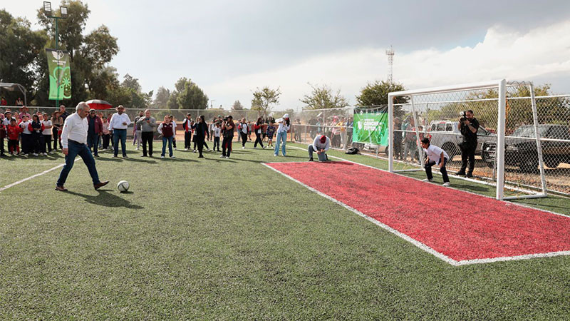 Entrega Bedolla cancha de fútbol en Yurécuaro para prevenir el delito a través del deporte 