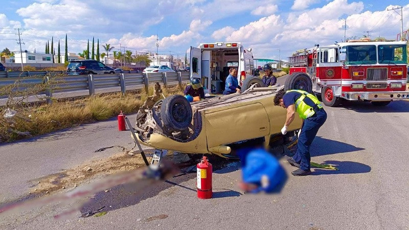 Mortal volcadura en laterales de Paseo de la República de Querétaro