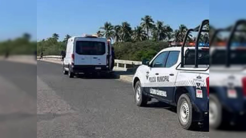 Hallan cuerpo de hombre con vestimenta táctica en Coahuayana, Michoacán 