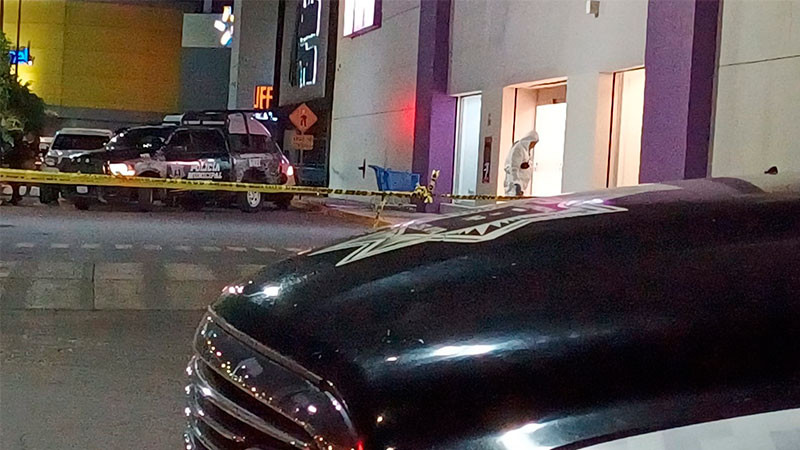 Una pareja sin vida, el saldo en un ataque armado en plaza comercial Parque Celaya  