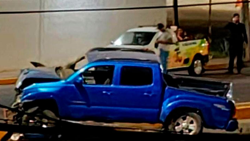 Ebrio conductor vuelca con su camioneta en Apatzingán, Michoacán; su hijo y él resultan heridos  