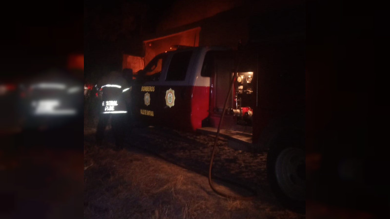 Encuentran tres cuerpos baleados al interior de una casa en llamas en Valle de Santiago, Guanajuato 