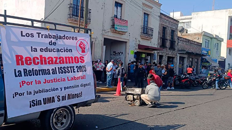 La CNTE sale a calles de Morelia para protestar en unidad contra la Ley del ISSSTE 