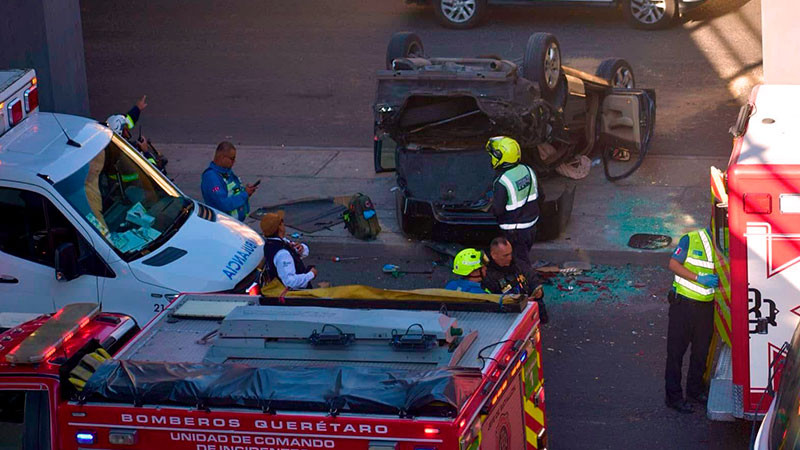 Auto cayó de la autopista federal 57 a la avenida Cimatario, en Querétaro capital 