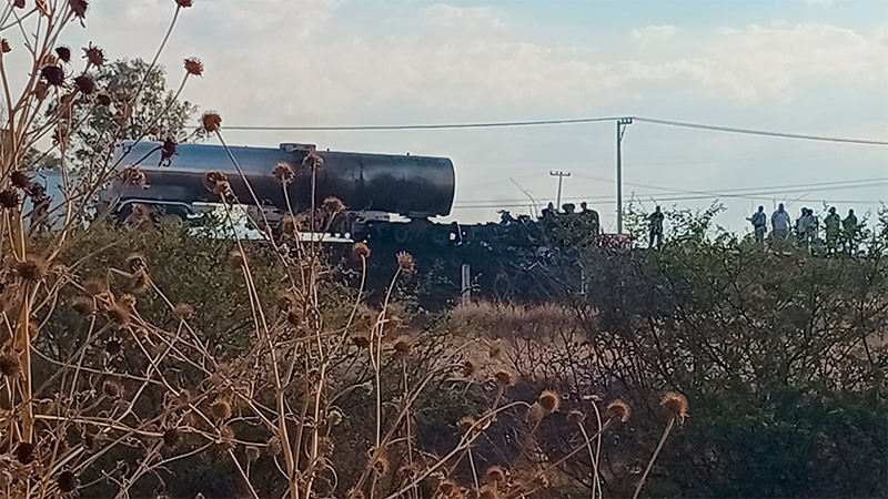 Se incendia tráiler en la autopista Querétaro - Irapuato  