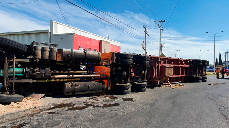 Trailer vuelca en el acceso al parque industrial Bernardo Quintana, en El Marqués, Querétaro 