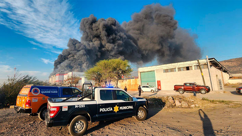 Arde bodega en inmediaciones del polígono empresarial de Santa Rosa Jáuregui en Querétaro 