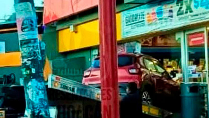 Conductor choca contra un OXXO en Morelia, Michoacán 