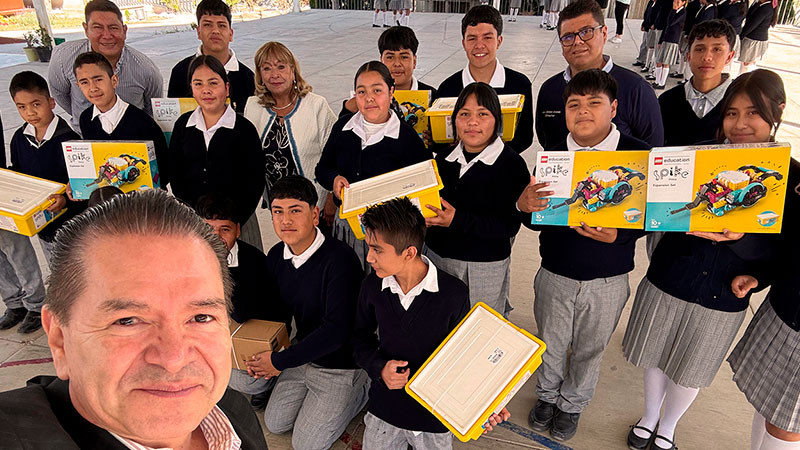 Entrega Rector de UTEQ equipos LEGO para fortalecer la educación STEM 