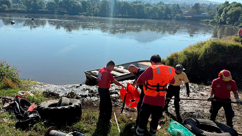 Bomberos apoyan en la búsqueda de persona ahogada en presa de Tuxpan, Michoacán 