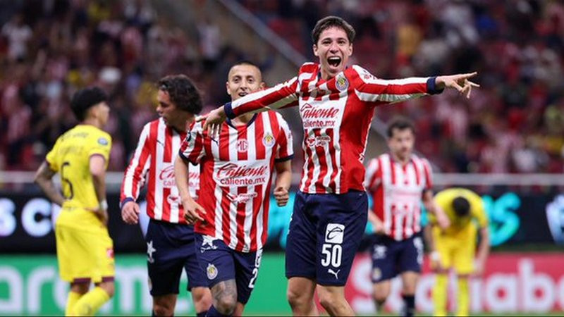 Chivas sorprende y derrota al América en el Clásico Nacional de ida de la Concachampions 